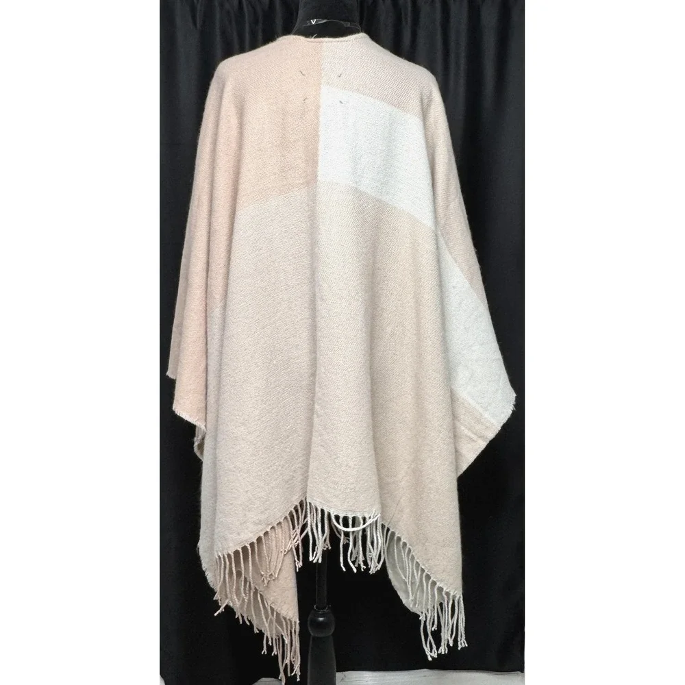 SOIA & KYO Poncho Womens One Size Beige Cream Colorblock Fringe Wrap Shawl NWT